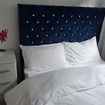 Luxury Green 1 Bed City Centre Apartment Close To Mailbox,Bullring, Broad Street For Leisure And Families